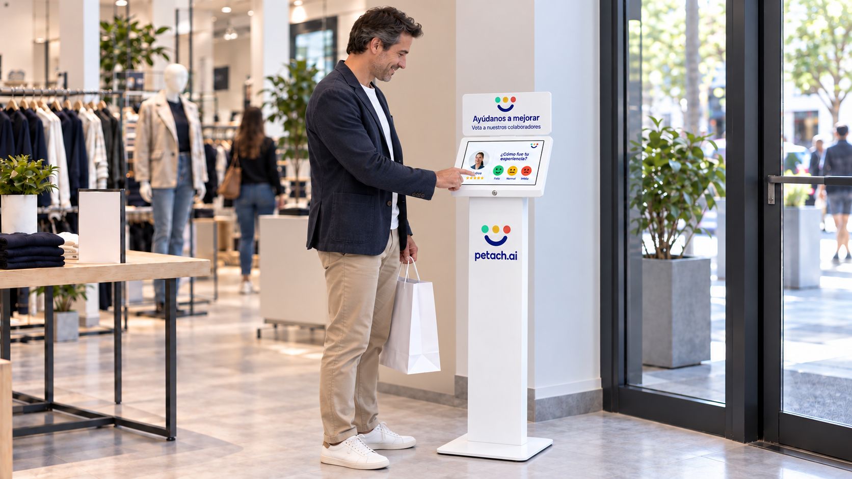 Cliente calificando la atención en un stand Petach